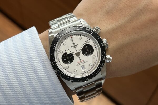 人気のホワイトダイヤルです『TUDOR Black Bay Chrono』
