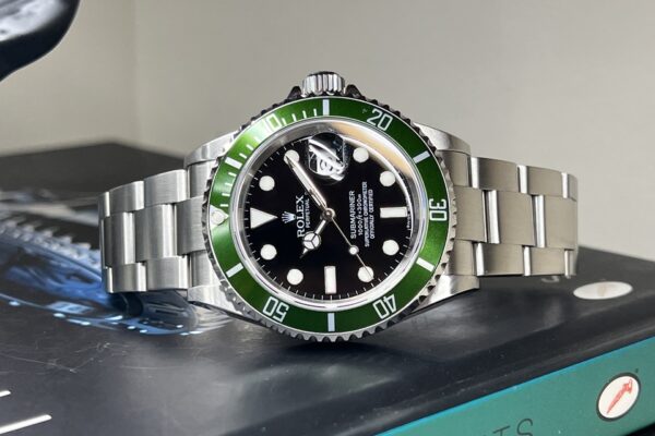 鮮やかなベゼルカラー『SUBMARINER Ref.16610LV』